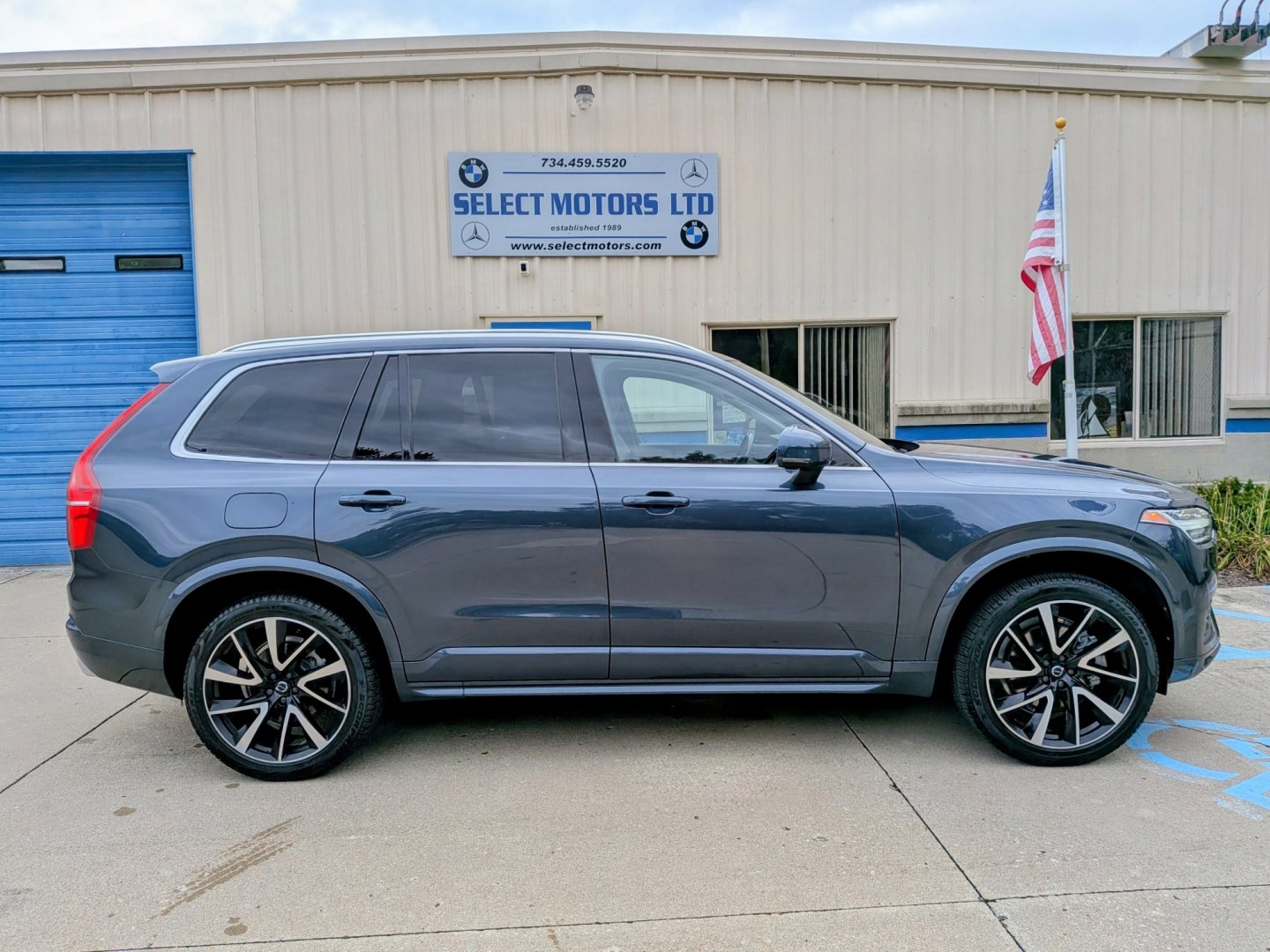 2020 Blue Metallic Volvo XC90 T6 Momentum AWD (YV4A22PK3L1) with an 2.0L L4 DOHC 16V engine, 8A transmission, located at 603 Amelia Street, Plymouth, MI, 48170, (734) 459-5520, 42.378841, -83.464546 - Vehicles shown by appointment - Please call ahead - 734-459-5520, text 734-658-4573 or contact us via our web site at: http://www.selectmotors.com for complete Inventory, Photos, Videos and FREE Carfax Reports. 2020 Volvo XC90 T6 AWD Momentum Price: $22,995 Mileage: 79,000 miles Conditio- Photo#13