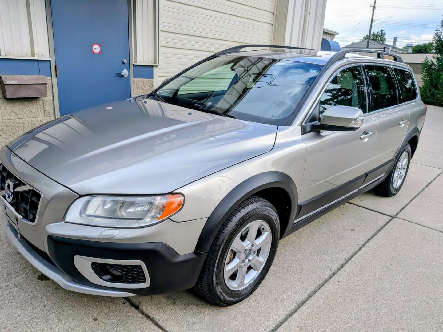 2012 Seashell Metallic /Black Leather Volvo XC70 3.2 Premier (YV4952BZ2C1) with an 3.2L L6 DOHC 24V engine, 6-Speed Automatic transmission, located at 603 Amelia Street, Plymouth, MI, 48170, (734) 459-5520, 42.378841, -83.464546 - Vehicles shown by appointment - Please call ahead - 734-459-5520, text 734-658-4573 or contact us via our web site at: http://www.selectmotors.com for complete Inventory, Photos, Videos and FREE Carfax Reports. 2012 Volvo XC70 3.2 AWD – Ready for the Road! Price: $5,995.00 (Includes document f- Photo#0