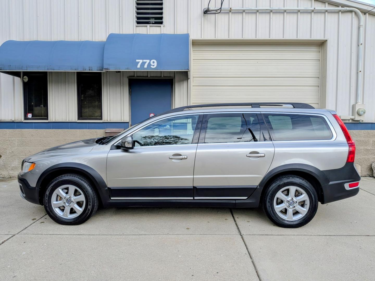 2012 Seashell Metallic /Black Leather Volvo XC70 3.2 Premier (YV4952BZ2C1) with an 3.2L L6 DOHC 24V engine, 6-Speed Automatic transmission, located at 603 Amelia Street, Plymouth, MI, 48170, (734) 459-5520, 42.378841, -83.464546 - Vehicles shown by appointment - Please call ahead - 734-459-5520, text 734-658-4573 or contact us via our web site at: http://www.selectmotors.com for complete Inventory, Photos, Videos and FREE Carfax Reports. 2012 Volvo XC70 3.2 AWD – Ready for the Road! Price: $5,995.00 (Includes document f- Photo#1