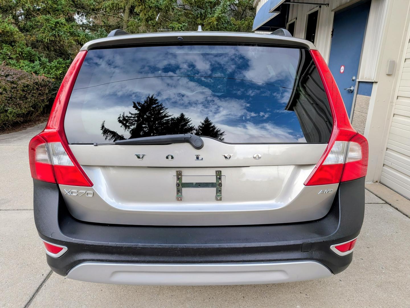 2012 Seashell Metallic /Black Leather Volvo XC70 3.2 Premier (YV4952BZ2C1) with an 3.2L L6 DOHC 24V engine, 6-Speed Automatic transmission, located at 603 Amelia Street, Plymouth, MI, 48170, (734) 459-5520, 42.378841, -83.464546 - Vehicles shown by appointment - Please call ahead - 734-459-5520, text 734-658-4573 or contact us via our web site at: http://www.selectmotors.com for complete Inventory, Photos, Videos and FREE Carfax Reports. 2012 Volvo XC70 3.2 AWD – Ready for the Road! Price: $5,995.00 (Includes document f- Photo#3