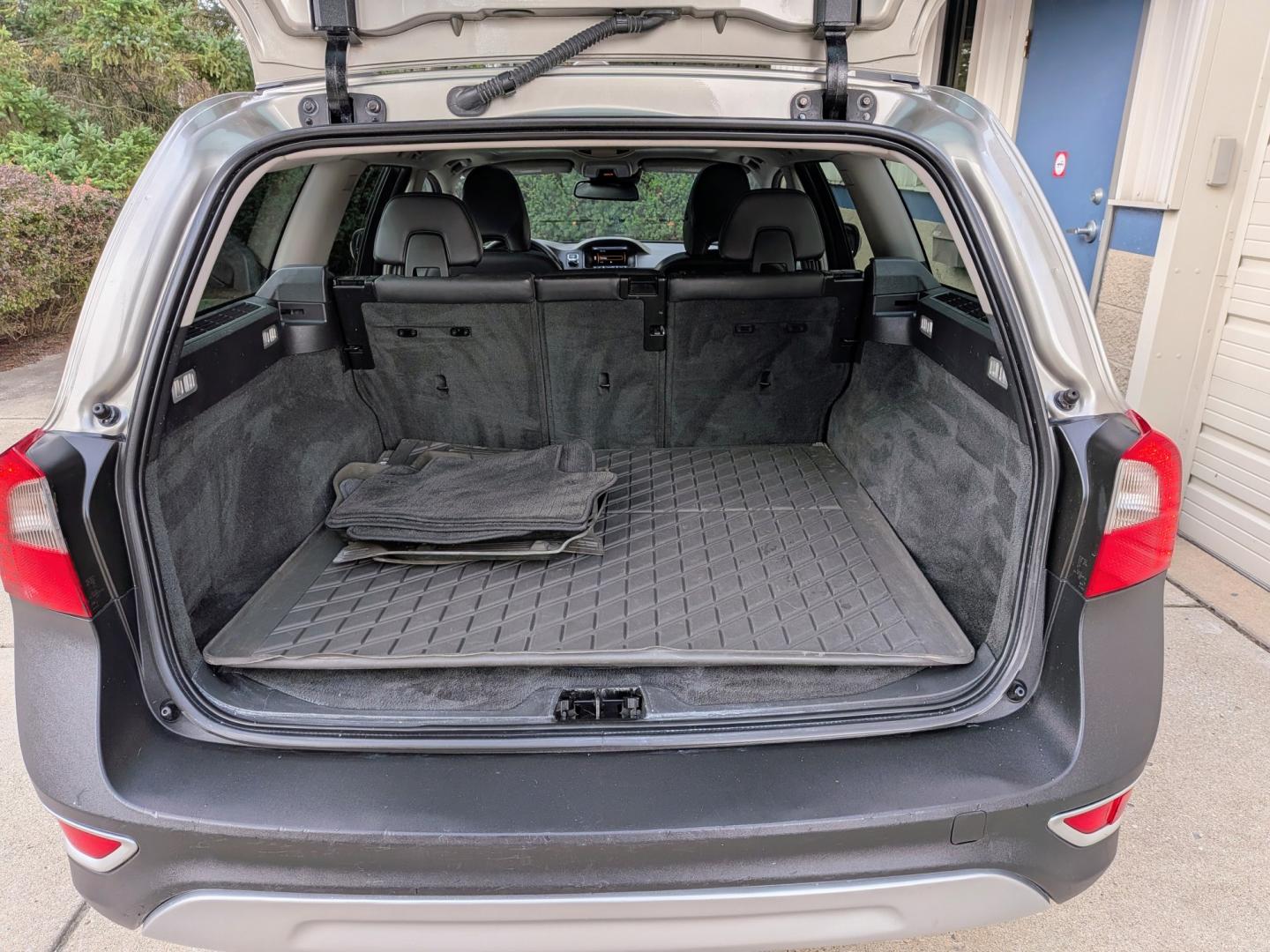 2012 Seashell Metallic /Black Leather Volvo XC70 3.2 Premier (YV4952BZ2C1) with an 3.2L L6 DOHC 24V engine, 6-Speed Automatic transmission, located at 603 Amelia Street, Plymouth, MI, 48170, (734) 459-5520, 42.378841, -83.464546 - Vehicles shown by appointment - Please call ahead - 734-459-5520, text 734-658-4573 or contact us via our web site at: http://www.selectmotors.com for complete Inventory, Photos, Videos and FREE Carfax Reports. 2012 Volvo XC70 3.2 AWD – Ready for the Road! Price: $5,995.00 (Includes document f- Photo#7
