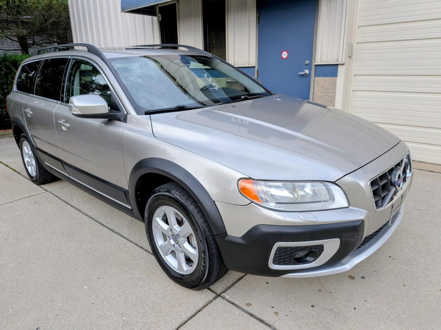 2012 Seashell Metallic /Black Leather Volvo XC70 3.2 Premier (YV4952BZ2C1) with an 3.2L L6 DOHC 24V engine, 6-Speed Automatic transmission, located at 603 Amelia Street, Plymouth, MI, 48170, (734) 459-5520, 42.378841, -83.464546 - Vehicles shown by appointment - Please call ahead - 734-459-5520, text 734-658-4573 or contact us via our web site at: http://www.selectmotors.com for complete Inventory, Photos, Videos and FREE Carfax Reports. 2012 Volvo XC70 3.2 AWD – Ready for the Road! Price: $5,995.00 (Includes document f- Photo#12