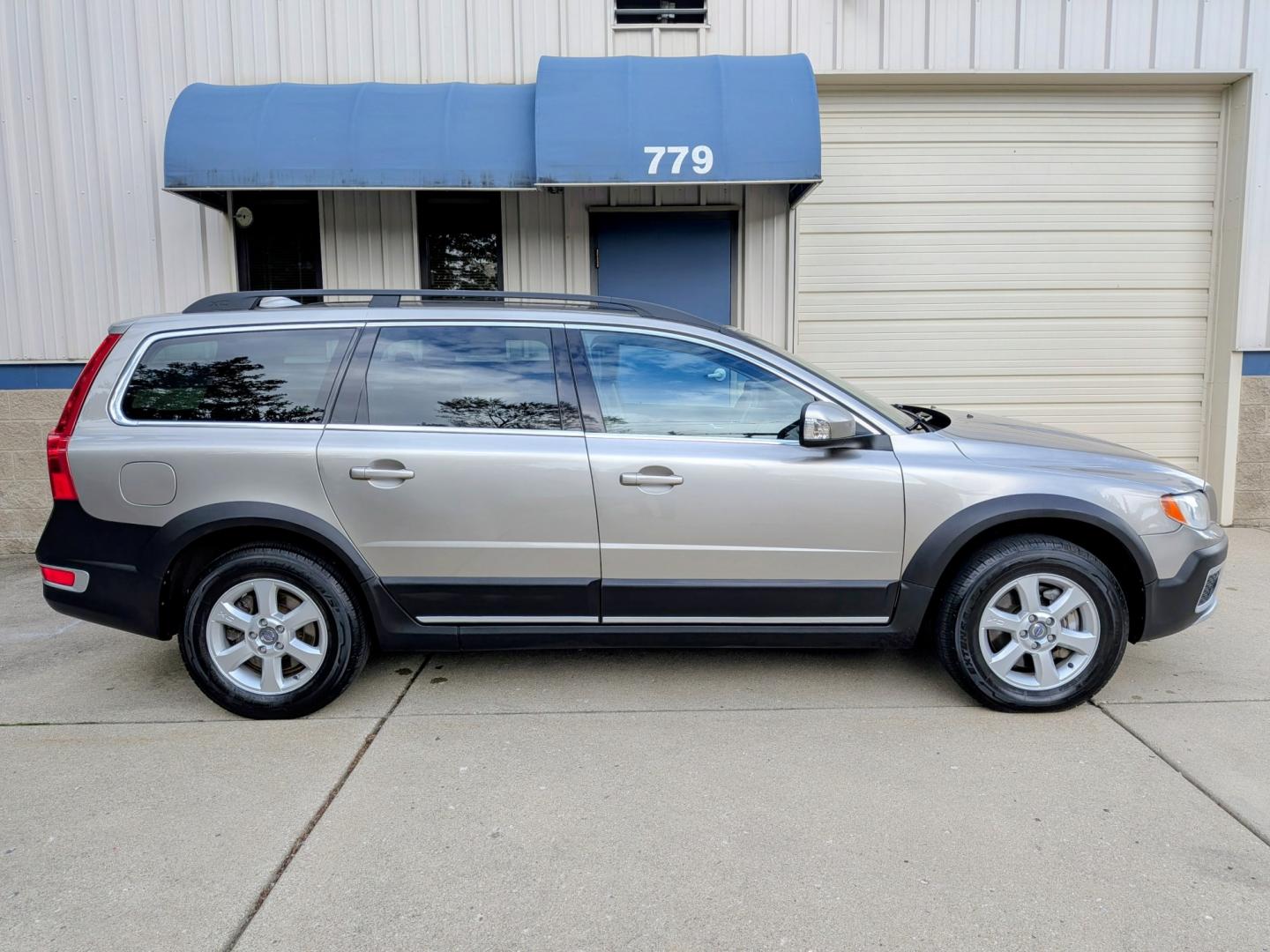 2012 Seashell Metallic /Black Leather Volvo XC70 3.2 Premier (YV4952BZ2C1) with an 3.2L L6 DOHC 24V engine, 6-Speed Automatic transmission, located at 603 Amelia Street, Plymouth, MI, 48170, (734) 459-5520, 42.378841, -83.464546 - Vehicles shown by appointment - Please call ahead - 734-459-5520, text 734-658-4573 or contact us via our web site at: http://www.selectmotors.com for complete Inventory, Photos, Videos and FREE Carfax Reports. 2012 Volvo XC70 3.2 AWD – Ready for the Road! Price: $5,995.00 (Includes document f- Photo#13