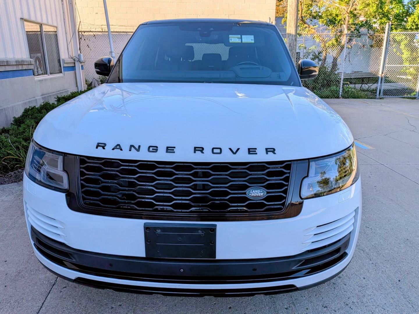 2018 White /Ebony Leather Land Rover Range Rover HSE (SALGS2SV5JA) with an 3.0L V6 DOHC 24V SUPERCHARGED engine, 8A transmission, located at 603 Amelia Street, Plymouth, MI, 48170, (734) 459-5520, 42.378841, -83.464546 - Vehicles shown by appointment - Please call ahead - 734-459-5520, text 734-658-4573 or contact us via our web site at: http://www.selectmotors.com for complete Inventory, Photos, Videos and FREE Carfax Reports. 2018 Land Rover Range Rover V6 Supercharged HSE SWB Price: $23,995 (Includes docum- Photo#1