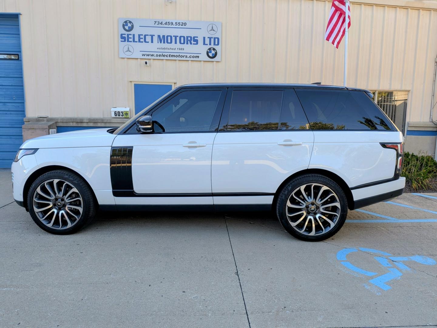 2018 White /Ebony Leather Land Rover Range Rover HSE (SALGS2SV5JA) with an 3.0L V6 DOHC 24V SUPERCHARGED engine, 8A transmission, located at 603 Amelia Street, Plymouth, MI, 48170, (734) 459-5520, 42.378841, -83.464546 - Vehicles shown by appointment - Please call ahead - 734-459-5520, text 734-658-4573 or contact us via our web site at: http://www.selectmotors.com for complete Inventory, Photos, Videos and FREE Carfax Reports. 2018 Land Rover Range Rover V6 Supercharged HSE SWB Price: $23,995 (Includes docum- Photo#2