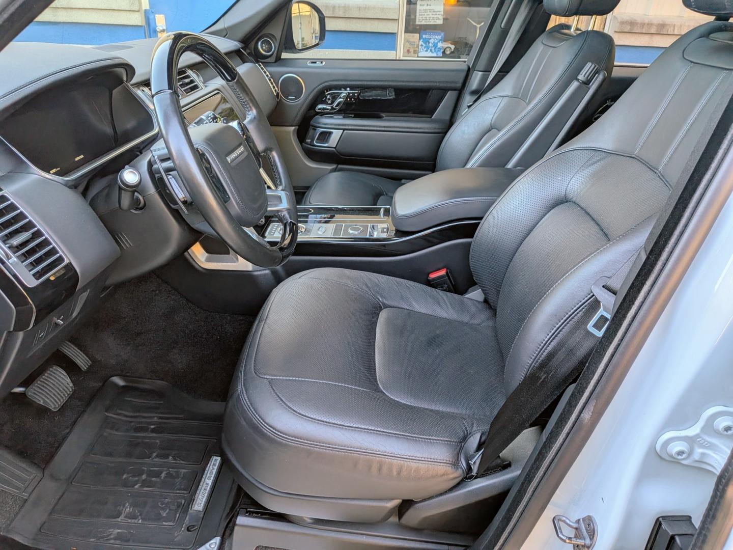 2018 White /Ebony Leather Land Rover Range Rover HSE (SALGS2SV5JA) with an 3.0L V6 DOHC 24V SUPERCHARGED engine, 8A transmission, located at 603 Amelia Street, Plymouth, MI, 48170, (734) 459-5520, 42.378841, -83.464546 - Vehicles shown by appointment - Please call ahead - 734-459-5520, text 734-658-4573 or contact us via our web site at: http://www.selectmotors.com for complete Inventory, Photos, Videos and FREE Carfax Reports. 2018 Land Rover Range Rover V6 Supercharged HSE SWB Price: $23,995 (Includes docum- Photo#4