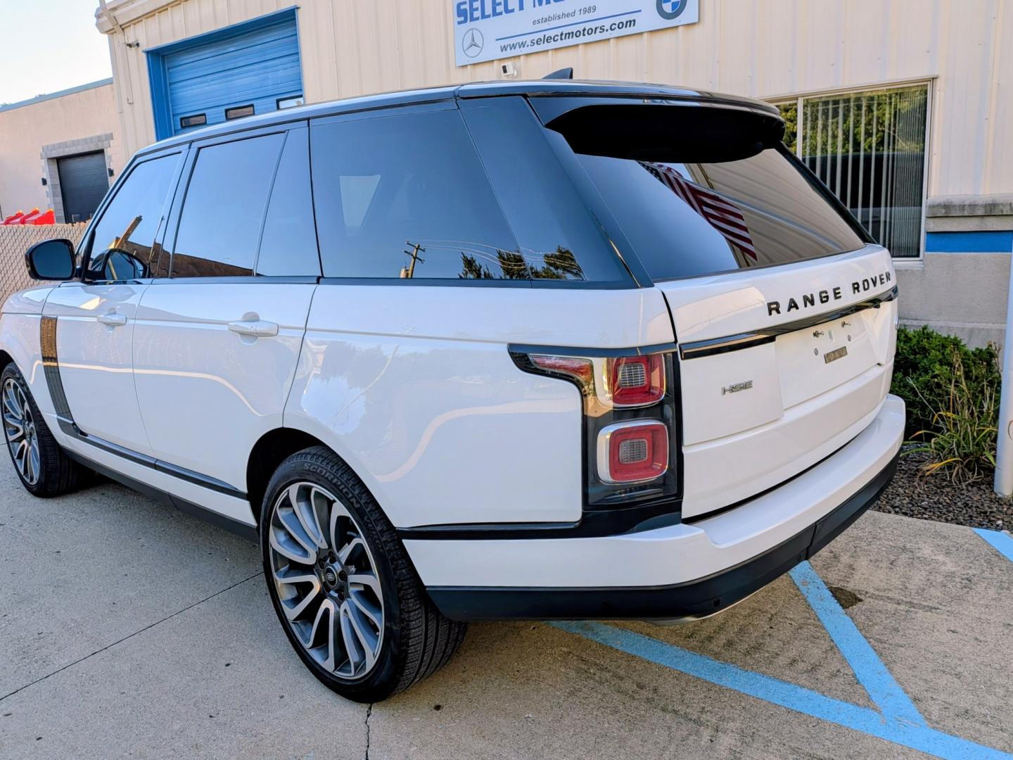 2018 White /Ebony Leather Land Rover Range Rover HSE (SALGS2SV5JA) with an 3.0L V6 DOHC 24V SUPERCHARGED engine, 8A transmission, located at 603 Amelia Street, Plymouth, MI, 48170, (734) 459-5520, 42.378841, -83.464546 - Vehicles shown by appointment - Please call ahead - 734-459-5520, text 734-658-4573 or contact us via our web site at: http://www.selectmotors.com for complete Inventory, Photos, Videos and FREE Carfax Reports. 2018 Land Rover Range Rover V6 Supercharged HSE SWB Price: $23,995 (Includes docum- Photo#3