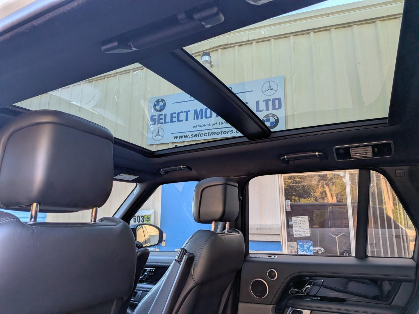 2018 White /Ebony Leather Land Rover Range Rover HSE (SALGS2SV5JA) with an 3.0L V6 DOHC 24V SUPERCHARGED engine, 8A transmission, located at 603 Amelia Street, Plymouth, MI, 48170, (734) 459-5520, 42.378841, -83.464546 - Vehicles shown by appointment - Please call ahead - 734-459-5520, text 734-658-4573 or contact us via our web site at: http://www.selectmotors.com for complete Inventory, Photos, Videos and FREE Carfax Reports. 2018 Land Rover Range Rover V6 Supercharged HSE SWB Price: $23,995 (Includes docum- Photo#6