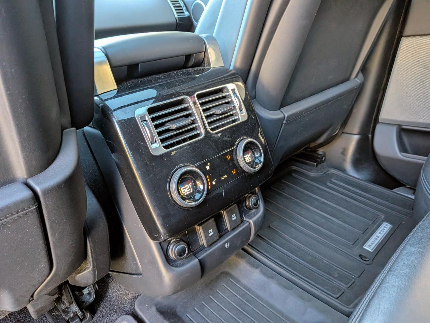 2018 White /Ebony Leather Land Rover Range Rover HSE (SALGS2SV5JA) with an 3.0L V6 DOHC 24V SUPERCHARGED engine, 8A transmission, located at 603 Amelia Street, Plymouth, MI, 48170, (734) 459-5520, 42.378841, -83.464546 - Vehicles shown by appointment - Please call ahead - 734-459-5520, text 734-658-4573 or contact us via our web site at: http://www.selectmotors.com for complete Inventory, Photos, Videos and FREE Carfax Reports. 2018 Land Rover Range Rover V6 Supercharged HSE SWB Price: $23,995 (Includes docum- Photo#7