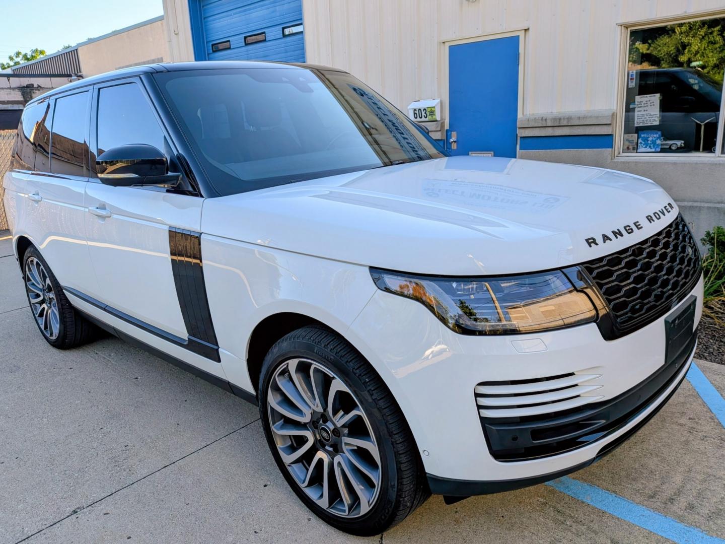 2018 White /Ebony Leather Land Rover Range Rover HSE (SALGS2SV5JA) with an 3.0L V6 DOHC 24V SUPERCHARGED engine, 8A transmission, located at 603 Amelia Street, Plymouth, MI, 48170, (734) 459-5520, 42.378841, -83.464546 - Vehicles shown by appointment - Please call ahead - 734-459-5520, text 734-658-4573 or contact us via our web site at: http://www.selectmotors.com for complete Inventory, Photos, Videos and FREE Carfax Reports. 2018 Land Rover Range Rover V6 Supercharged HSE SWB Price: $23,995 (Includes docum- Photo#12