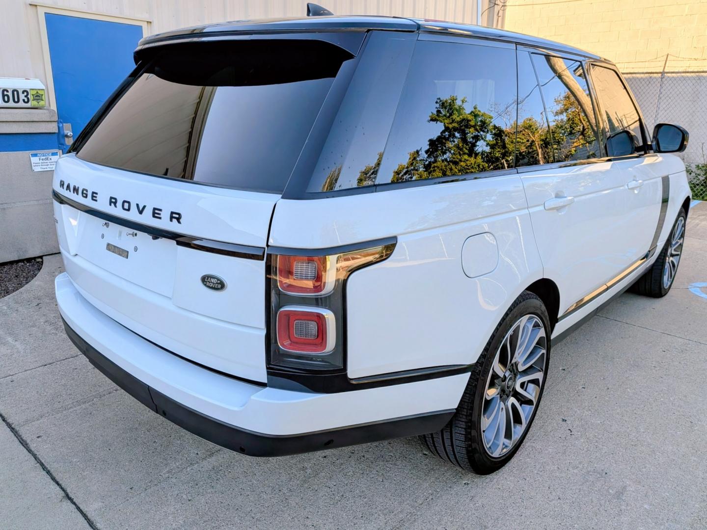 2018 White /Ebony Leather Land Rover Range Rover HSE (SALGS2SV5JA) with an 3.0L V6 DOHC 24V SUPERCHARGED engine, 8A transmission, located at 603 Amelia Street, Plymouth, MI, 48170, (734) 459-5520, 42.378841, -83.464546 - Vehicles shown by appointment - Please call ahead - 734-459-5520, text 734-658-4573 or contact us via our web site at: http://www.selectmotors.com for complete Inventory, Photos, Videos and FREE Carfax Reports. 2018 Land Rover Range Rover V6 Supercharged HSE SWB Price: $23,995 (Includes docum- Photo#14
