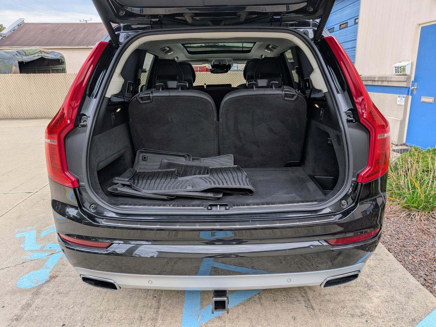 2018 Black Volvo XC90 T6 Momentum AWD (YV4A22PK1J1) with an 2.0L L4 DOHC 16V engine, 8A transmission, located at 603 Amelia Street, Plymouth, MI, 48170, (734) 459-5520, 42.378841, -83.464546 - Vehicles shown by appointment - Please call ahead - 734-459-5520, text 734-658-4573 or contact us via our web site at: http://www.selectmotors.com for complete Inventory, Photos, Videos and FREE Carfax Reports. 2018 Volvo XC90 T6 AWD Momentum Price: $18,995 (Includes Warranty & Document Fee —- Photo#8