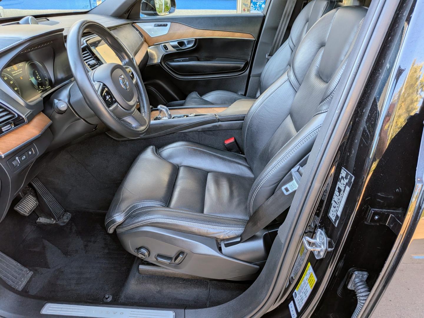 2017 Black /Black Leather Volvo XC90 T8 Inscription AWD (YV4BC0PL0H1) with an 2.0L L4 DOHC 16V HYBRID engine, 8A transmission, located at 603 Amelia Street, Plymouth, MI, 48170, (734) 459-5520, 42.378841, -83.464546 - Vehicles shown by appointment - Please call ahead - 734-459-5520, text 734-658-4573 or contact us via our web site at: http://www.selectmotors.com for complete Inventory, Photos, Videos and FREE Carfax Reports. 2017 Volvo XC90 T8 E-AWD Inscription Price: $18,995 (Includes warranty and document f- Photo#4