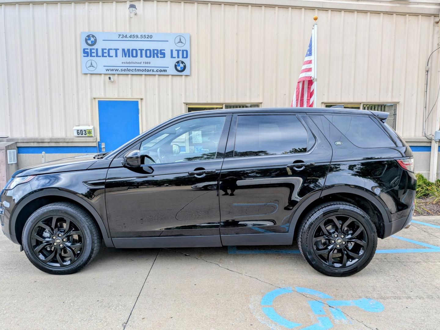 2018 Black /Ebony Leather Land Rover Discovery Sport HSE (SALCR2RX6JH) with an 2.0L L4 DOHC 16V engine, 9A transmission, located at 603 Amelia Street, Plymouth, MI, 48170, (734) 459-5520, 42.378841, -83.464546 - Vehicles shown by appointment - Please call ahead - 734-459-5520, text 734-658-4573 or contact us via our web site at: http://www.selectmotors.com for complete Inventory, Photos, Videos and FREE Carfax Reports. 2018 Land Rover Discovery Sport HSE 4WD Price: $13,995 (Price includes Document Fee a- Photo#2