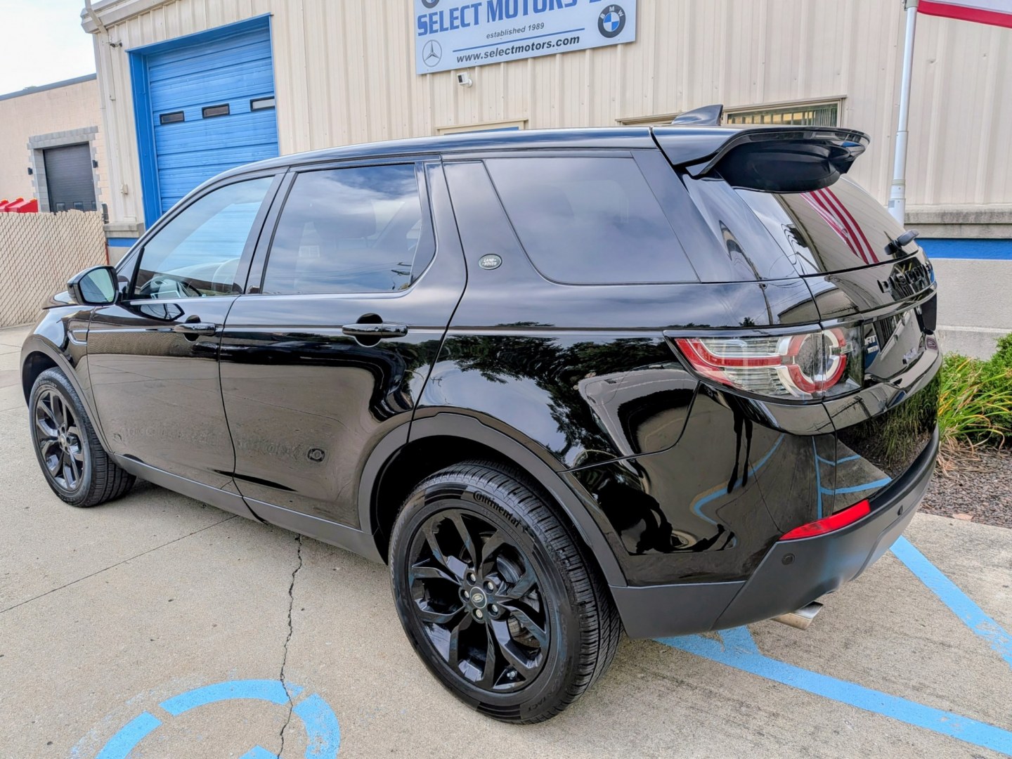 2018 Black /Ebony Leather Land Rover Discovery Sport HSE (SALCR2RX6JH) with an 2.0L L4 DOHC 16V engine, 9A transmission, located at 603 Amelia Street, Plymouth, MI, 48170, (734) 459-5520, 42.378841, -83.464546 - Vehicles shown by appointment - Please call ahead - 734-459-5520, text 734-658-4573 or contact us via our web site at: http://www.selectmotors.com for complete Inventory, Photos, Videos and FREE Carfax Reports. 2018 Land Rover Discovery Sport HSE 4WD Price: $13,995 (Price includes Document Fee a- Photo#3