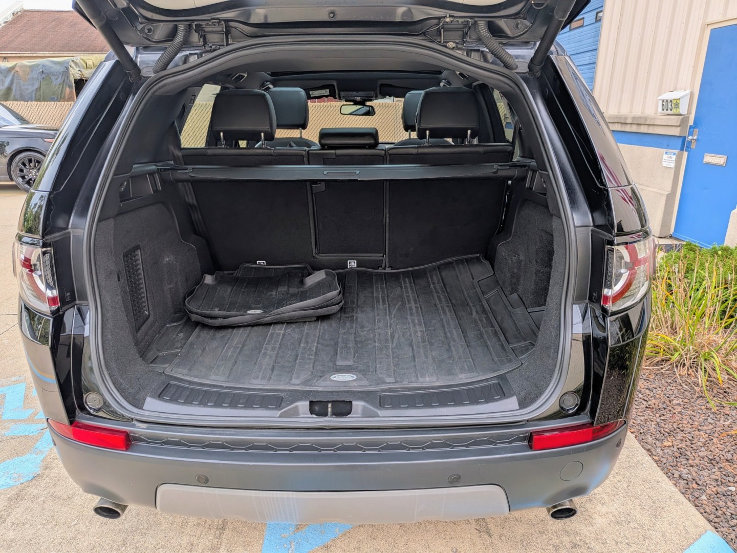 2018 Black /Ebony Leather Land Rover Discovery Sport HSE (SALCR2RX6JH) with an 2.0L L4 DOHC 16V engine, 9A transmission, located at 603 Amelia Street, Plymouth, MI, 48170, (734) 459-5520, 42.378841, -83.464546 - Vehicles shown by appointment - Please call ahead - 734-459-5520, text 734-658-4573 or contact us via our web site at: http://www.selectmotors.com for complete Inventory, Photos, Videos and FREE Carfax Reports. 2018 Land Rover Discovery Sport HSE 4WD Price: $13,995 (Price includes Document Fee a- Photo#5