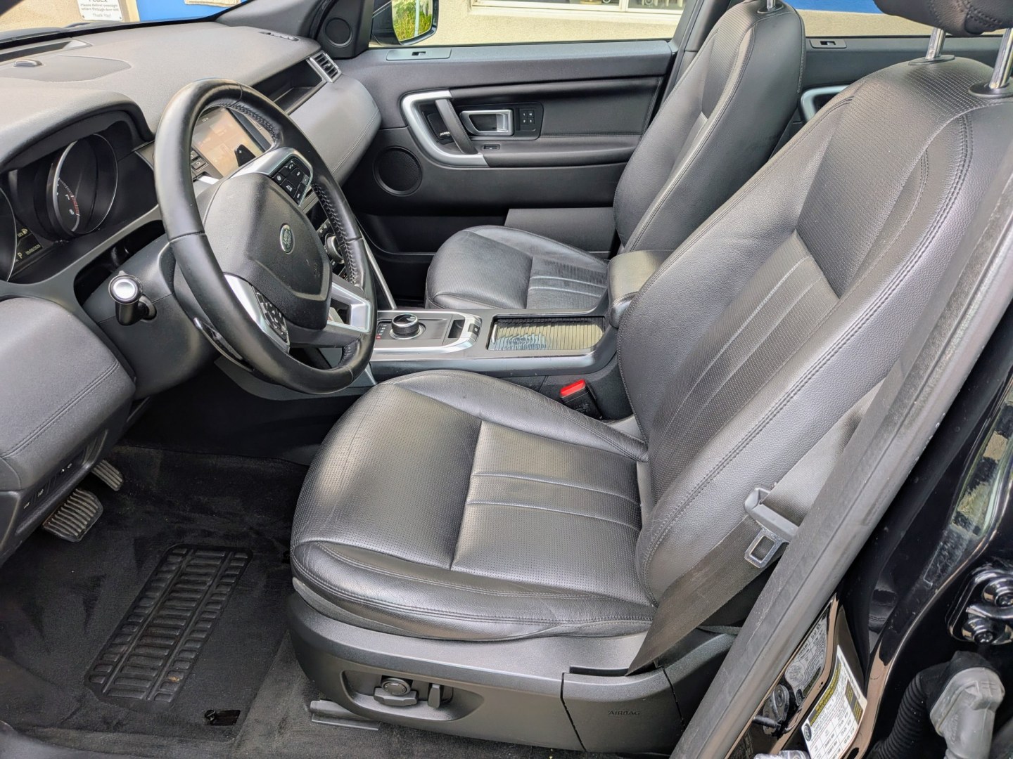 2018 Black /Ebony Leather Land Rover Discovery Sport HSE (SALCR2RX6JH) with an 2.0L L4 DOHC 16V engine, 9A transmission, located at 603 Amelia Street, Plymouth, MI, 48170, (734) 459-5520, 42.378841, -83.464546 - Vehicles shown by appointment - Please call ahead - 734-459-5520, text 734-658-4573 or contact us via our web site at: http://www.selectmotors.com for complete Inventory, Photos, Videos and FREE Carfax Reports. 2018 Land Rover Discovery Sport HSE 4WD Price: $13,995 (Price includes Document Fee a- Photo#4