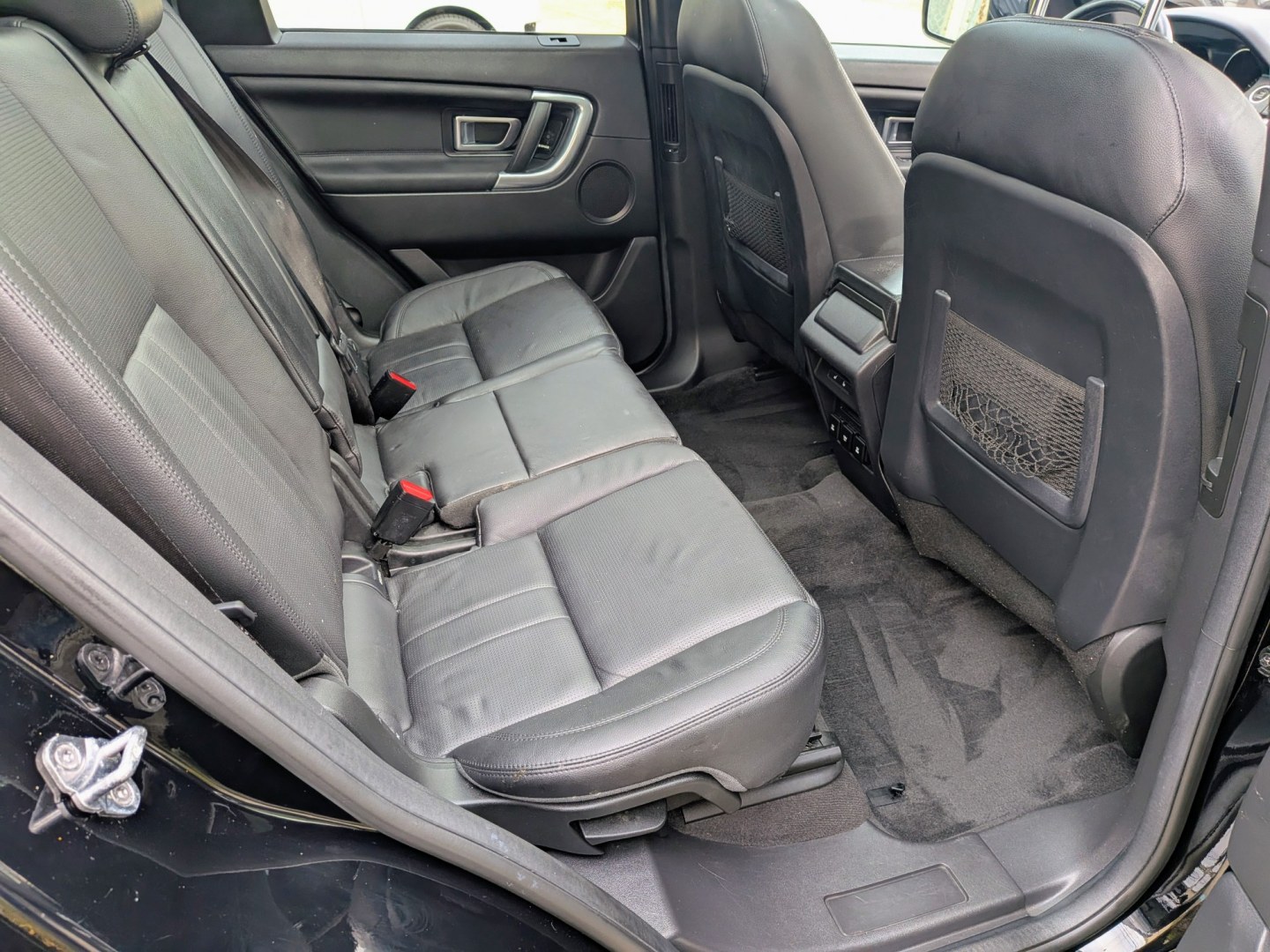2018 Black /Ebony Leather Land Rover Discovery Sport HSE (SALCR2RX6JH) with an 2.0L L4 DOHC 16V engine, 9A transmission, located at 603 Amelia Street, Plymouth, MI, 48170, (734) 459-5520, 42.378841, -83.464546 - Vehicles shown by appointment - Please call ahead - 734-459-5520, text 734-658-4573 or contact us via our web site at: http://www.selectmotors.com for complete Inventory, Photos, Videos and FREE Carfax Reports. 2018 Land Rover Discovery Sport HSE 4WD Price: $13,995 (Price includes Document Fee a- Photo#6
