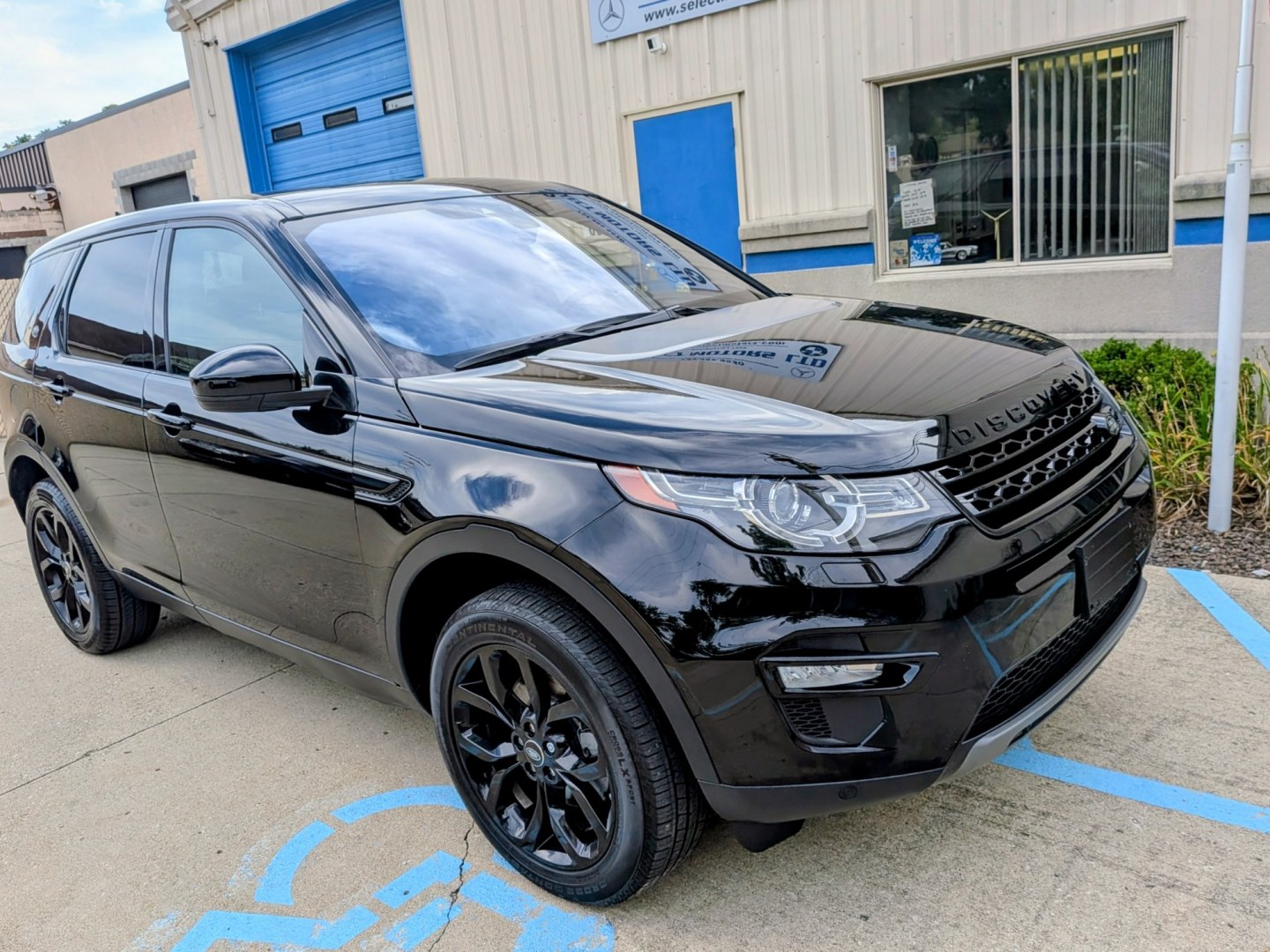 2018 Black /Ebony Leather Land Rover Discovery Sport HSE (SALCR2RX6JH) with an 2.0L L4 DOHC 16V engine, 9A transmission, located at 603 Amelia Street, Plymouth, MI, 48170, (734) 459-5520, 42.378841, -83.464546 - Vehicles shown by appointment - Please call ahead - 734-459-5520, text 734-658-4573 or contact us via our web site at: http://www.selectmotors.com for complete Inventory, Photos, Videos and FREE Carfax Reports. 2018 Land Rover Discovery Sport HSE 4WD Price: $13,995 (Price includes Document Fee a- Photo#9