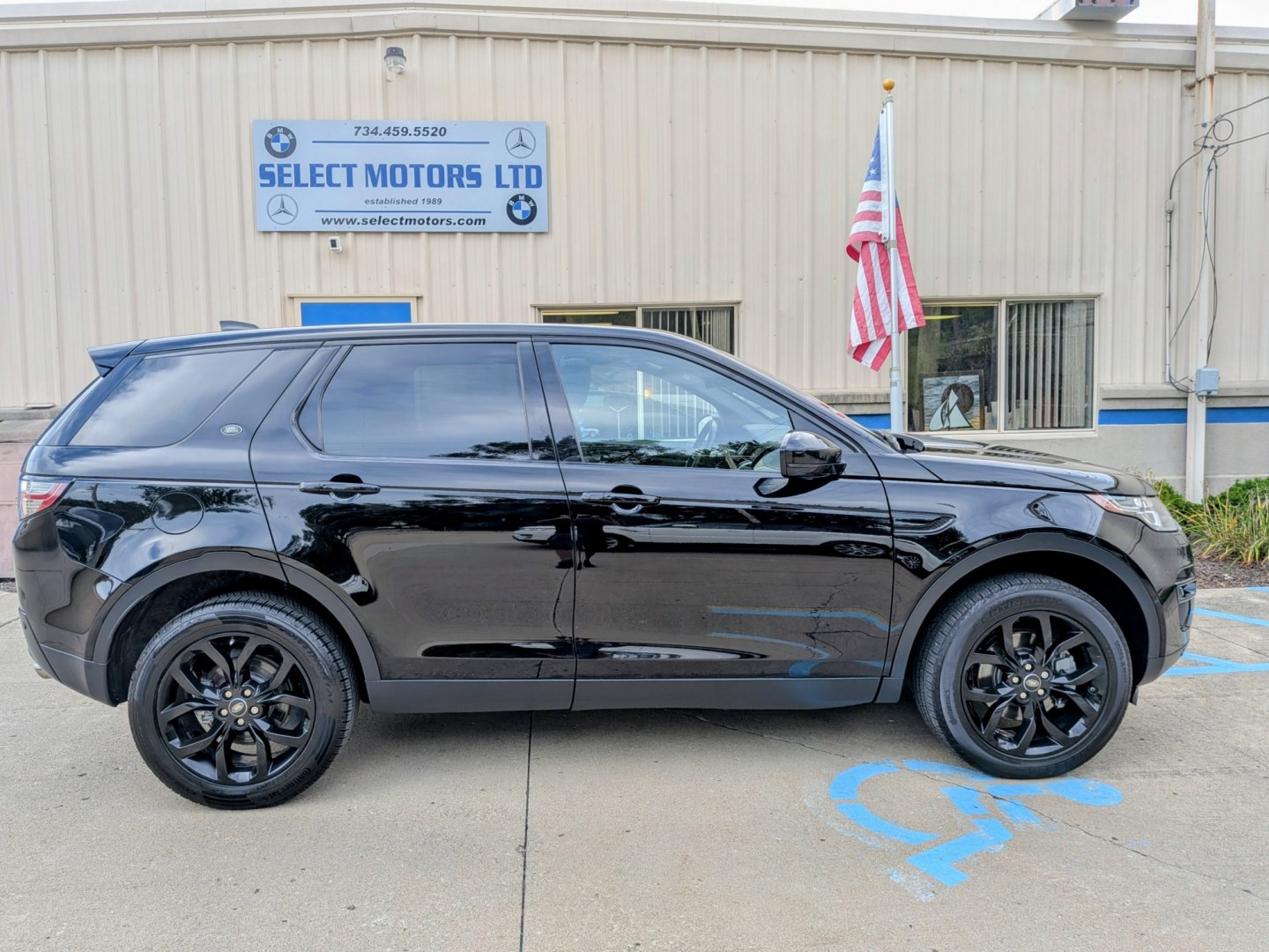 2018 Black /Ebony Leather Land Rover Discovery Sport HSE (SALCR2RX6JH) with an 2.0L L4 DOHC 16V engine, 9A transmission, located at 603 Amelia Street, Plymouth, MI, 48170, (734) 459-5520, 42.378841, -83.464546 - Vehicles shown by appointment - Please call ahead - 734-459-5520, text 734-658-4573 or contact us via our web site at: http://www.selectmotors.com for complete Inventory, Photos, Videos and FREE Carfax Reports. 2018 Land Rover Discovery Sport HSE 4WD Price: $13,995 (Price includes Document Fee a- Photo#10