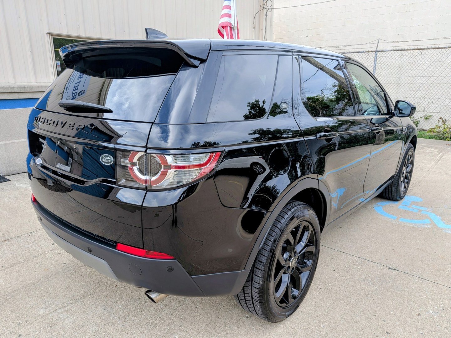2018 Black /Ebony Leather Land Rover Discovery Sport HSE (SALCR2RX6JH) with an 2.0L L4 DOHC 16V engine, 9A transmission, located at 603 Amelia Street, Plymouth, MI, 48170, (734) 459-5520, 42.378841, -83.464546 - Vehicles shown by appointment - Please call ahead - 734-459-5520, text 734-658-4573 or contact us via our web site at: http://www.selectmotors.com for complete Inventory, Photos, Videos and FREE Carfax Reports. 2018 Land Rover Discovery Sport HSE 4WD Price: $13,995 (Price includes Document Fee a- Photo#11