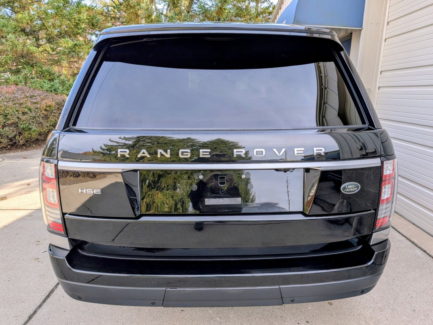 2016 Black /Ebony Oxford Leather Land Rover Range Rover HSE (SALGS2PF2GA) with an 3.0L V6 DOHC 24V SUPERCHARGED engine, 8A transmission, located at 603 Amelia Street, Plymouth, MI, 48170, (734) 459-5520, 42.378841, -83.464546 - Vehicles shown by appointment - Please call ahead - 734-459-5520, text 734-658-4573 or contact us via our web site at: http://www.selectmotors.com for complete Inventory, Photos, Videos and FREE Carfax Reports. 2016 Land Rover Range Rover 4WD 4dr HSE Price: $18,995 (NO HIDDEN FEES — Document- Photo#3