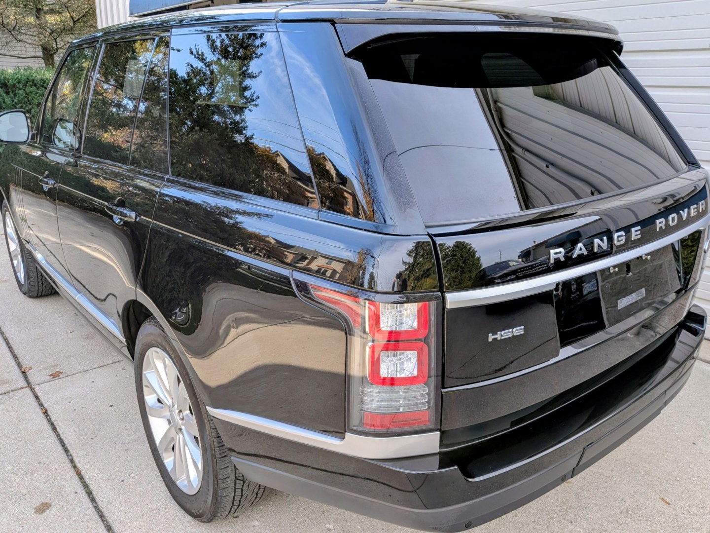 2016 Black /Ebony Oxford Leather Land Rover Range Rover HSE (SALGS2PF2GA) with an 3.0L V6 DOHC 24V SUPERCHARGED engine, 8A transmission, located at 603 Amelia Street, Plymouth, MI, 48170, (734) 459-5520, 42.378841, -83.464546 - Vehicles shown by appointment - Please call ahead - 734-459-5520, text 734-658-4573 or contact us via our web site at: http://www.selectmotors.com for complete Inventory, Photos, Videos and FREE Carfax Reports. 2016 Land Rover Range Rover 4WD 4dr HSE Price: $18,995 (NO HIDDEN FEES — Document- Photo#2