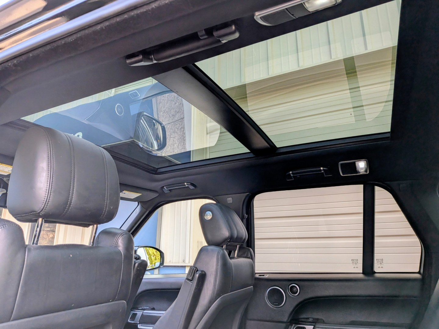 2016 Black /Ebony Oxford Leather Land Rover Range Rover HSE (SALGS2PF2GA) with an 3.0L V6 DOHC 24V SUPERCHARGED engine, 8A transmission, located at 603 Amelia Street, Plymouth, MI, 48170, (734) 459-5520, 42.378841, -83.464546 - Vehicles shown by appointment - Please call ahead - 734-459-5520, text 734-658-4573 or contact us via our web site at: http://www.selectmotors.com for complete Inventory, Photos, Videos and FREE Carfax Reports. 2016 Land Rover Range Rover 4WD 4dr HSE Price: $18,995 (NO HIDDEN FEES — Document- Photo#6