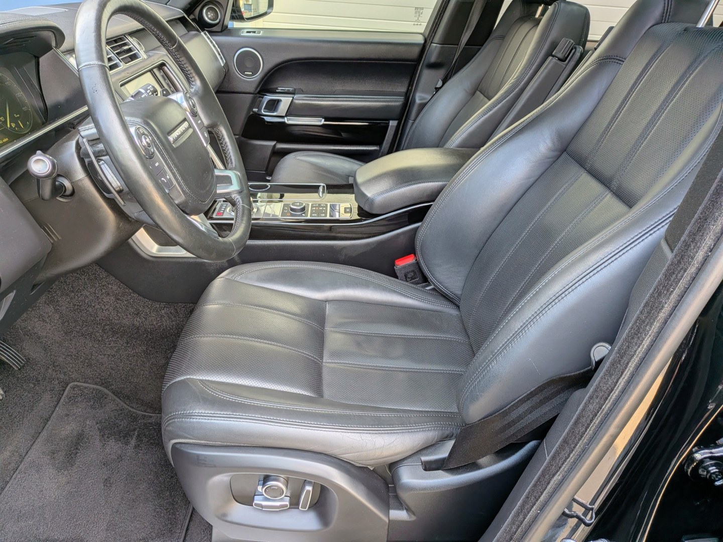 2016 Black /Ebony Oxford Leather Land Rover Range Rover HSE (SALGS2PF2GA) with an 3.0L V6 DOHC 24V SUPERCHARGED engine, 8A transmission, located at 603 Amelia Street, Plymouth, MI, 48170, (734) 459-5520, 42.378841, -83.464546 - Vehicles shown by appointment - Please call ahead - 734-459-5520, text 734-658-4573 or contact us via our web site at: http://www.selectmotors.com for complete Inventory, Photos, Videos and FREE Carfax Reports. 2016 Land Rover Range Rover 4WD 4dr HSE Price: $18,995 (NO HIDDEN FEES — Document- Photo#4