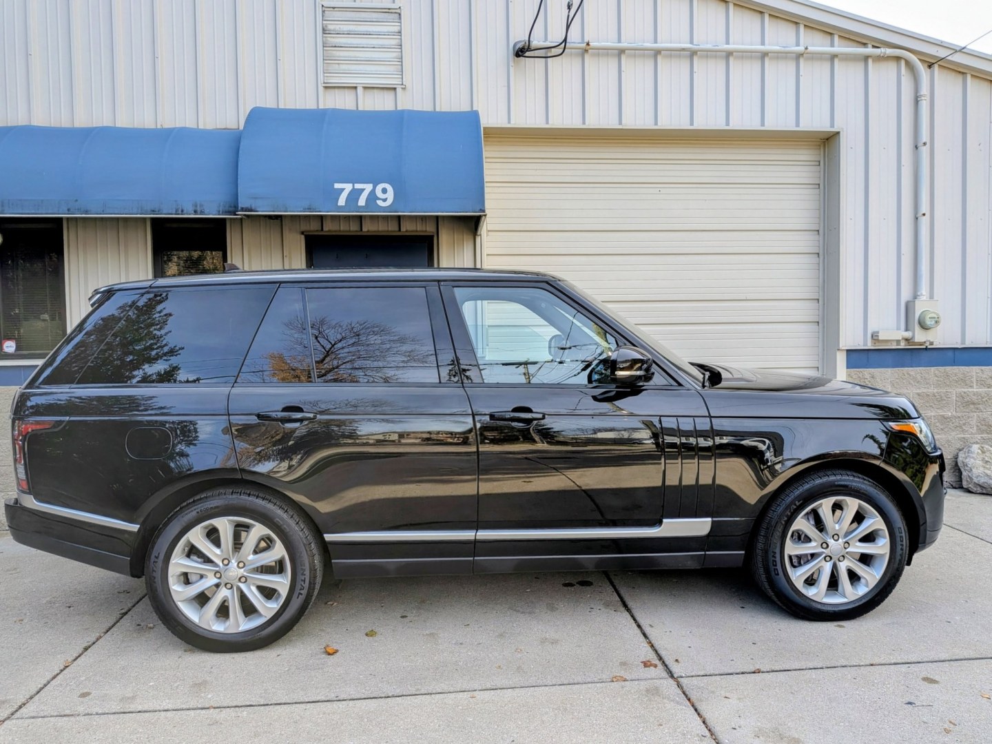 2016 Black /Ebony Oxford Leather Land Rover Range Rover HSE (SALGS2PF2GA) with an 3.0L V6 DOHC 24V SUPERCHARGED engine, 8A transmission, located at 603 Amelia Street, Plymouth, MI, 48170, (734) 459-5520, 42.378841, -83.464546 - Vehicles shown by appointment - Please call ahead - 734-459-5520, text 734-658-4573 or contact us via our web site at: http://www.selectmotors.com for complete Inventory, Photos, Videos and FREE Carfax Reports. 2016 Land Rover Range Rover 4WD 4dr HSE Price: $18,995 (NO HIDDEN FEES — Document- Photo#13