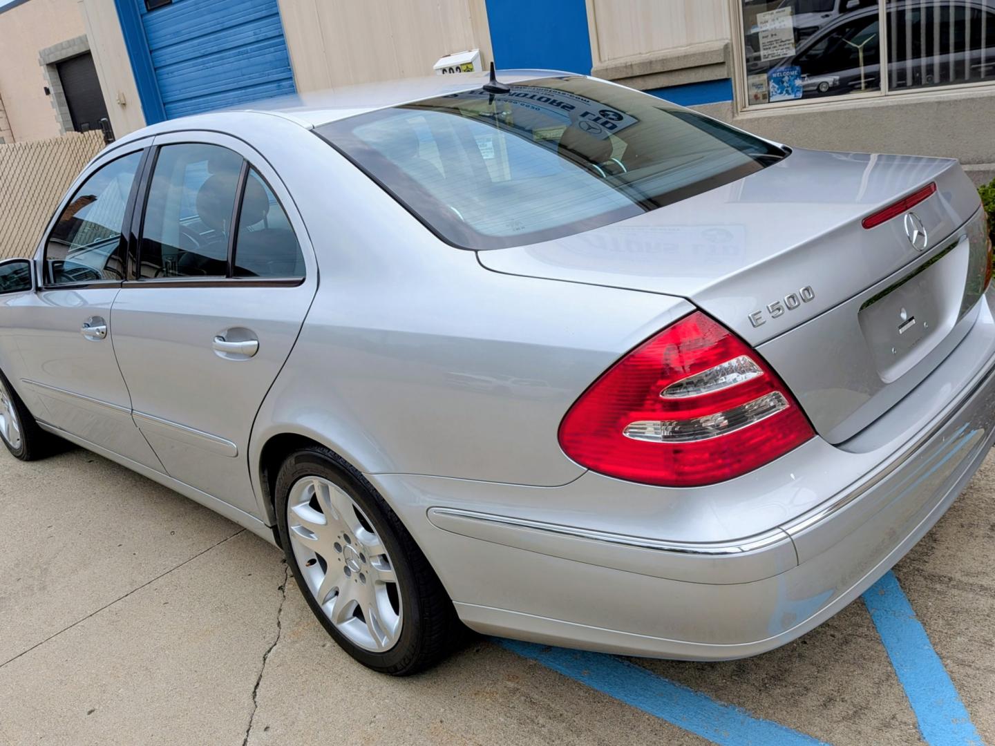 2003 Brilliant Silver /Dark Charcoal Leather Mercedes-Benz E-Class (WDBUF70J13A) with an 8 Cylinder Engine engine, 5-speed automatic transmission-inc: "winter" mode, Touch shift, OD transmission, located at 603 Amelia Street, Plymouth, MI, 48170, (734) 459-5520, 42.378841, -83.464546 - Vehicles shown by appointment - Please call ahead - 734-459-5520, text 734-658-4573 or contact us via our web site at: http://www.selectmotors.com for complete Inventory, Photos, Videos and FREE Carfax Reports. 2003 Mercedes-Benz E-Class E500 Sedan Price: $4,995 (Doc Fee Included! No Hidden Fee- Photo#3